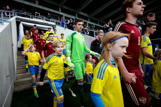 Spelarna tågar in till  fotbollsmatchen i EM-kvalet för