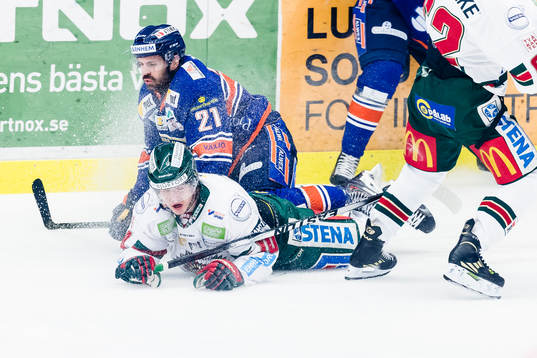 Kamp mellan Växjös Cory Murphy och Frölundas Mattias