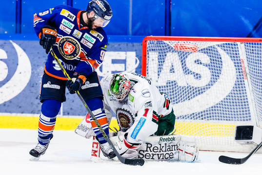 Växjös Josh Hennessy oroar framför Frölundas målvakt