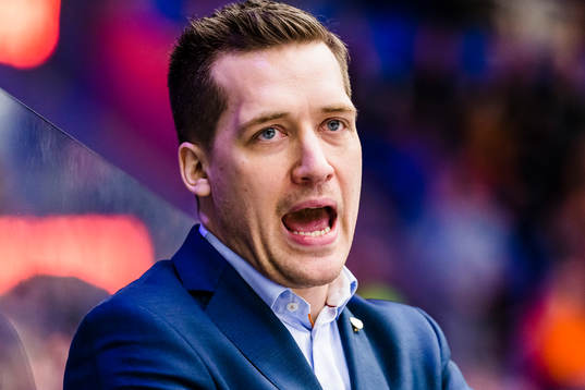 Växjös tränare Sam Hallam skriker