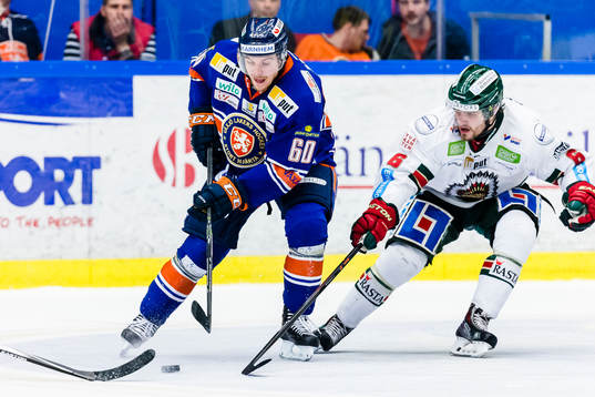 Växjös Erik Josefssonjagas av Frölundas Mikael Wikstrand