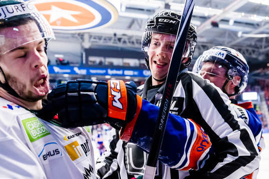 Gruff mellan Frölundas Oscar Fantenberg och Växjös