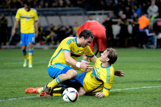 Sveriges Johan Elmander och Ola Toivonen jublar