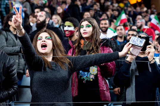 Iranska supportrar jublar