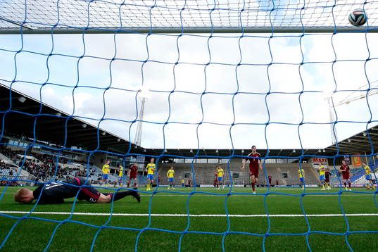 Rysslands Ramil Sheidaev gör 0-2-målet på straff och