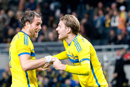 Sveriges Johan Elmander och Ola Toivonen jublar