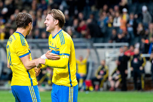 Sveriges Johan Elmander och Ola Toivonen jublar
