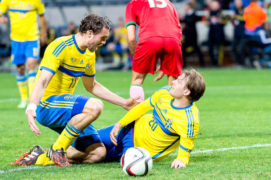 Sveriges Johan Elmander och Ola Toivonen jublar