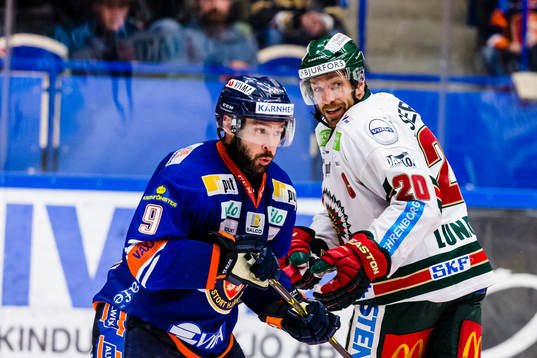 Växjös Josh Hennessy och Frölundas Joel Lundqvist