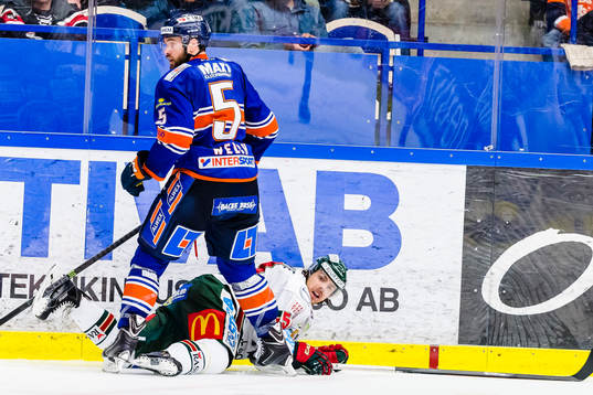 Frölundas Mats Rosseli Olsen faller