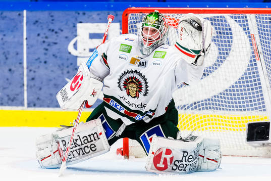 Frölundas målvakt Lars Johansson plockar pucken