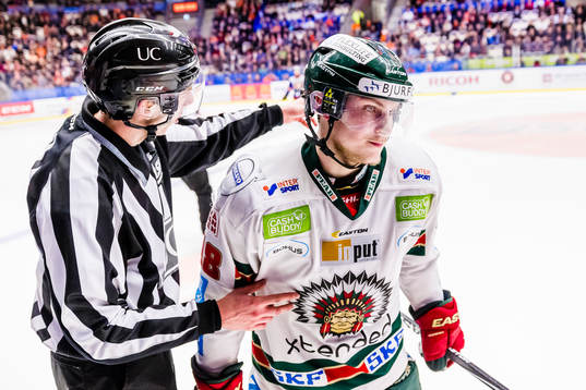 Frölundas Anton Blidh pratar med Linjedomare Andreas