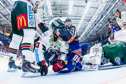 Gruff mellan Frölundas Oliver Bohm och Växjös Erik
