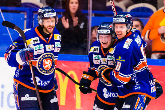 Växjös Tuomas Kiiskinen (mitten) avgör med mål 2-1 i