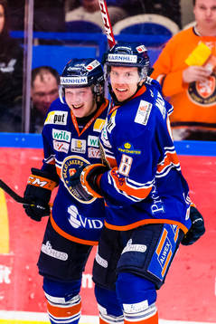 Växjös Tuomas Kiiskinen avgör med mål 2-1 i period sex.