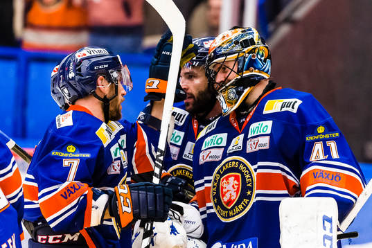 Växjös målvakt Cristopher Nihlstorp firas av Jeff