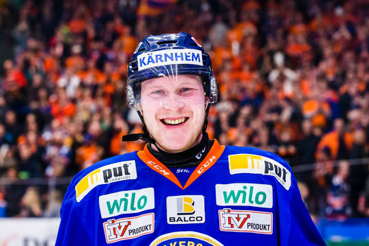 Växjös Tuomas Kiiskinen firar framför fansen