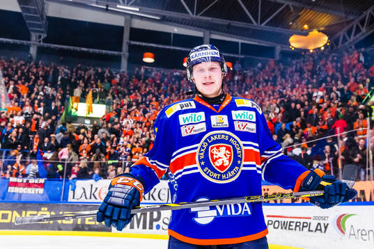 Växjös Tuomas Kiiskinen firar framför fansen