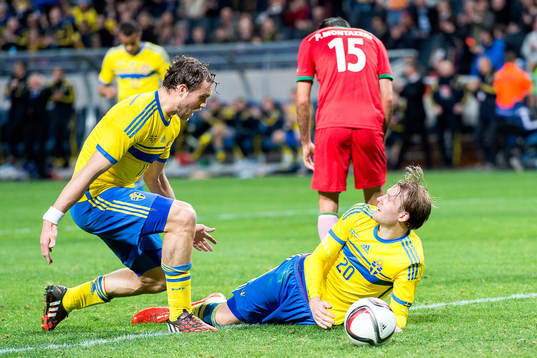 Sveriges Johan Elmander och Ola Toivonen jublar