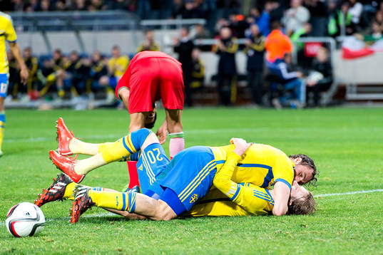 Sveriges Johan Elmander och Ola Toivonen jublar
