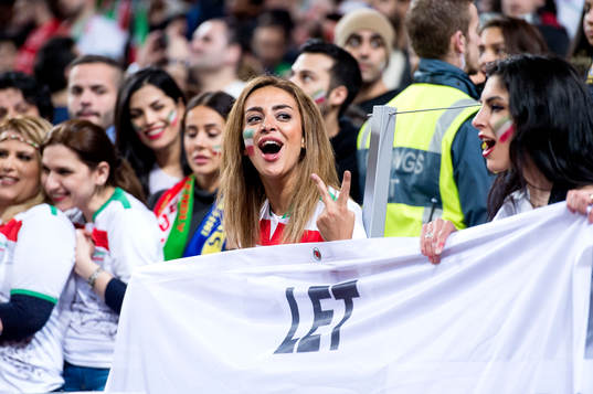 Iranska supportrar jublar