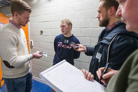 Växjös Tuomas Kiiskinen blir intervjuad