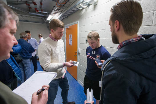Växjös Tuomas Kiiskinen blir intervjuad