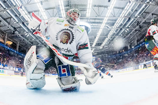 Frölundas målvakt Lars Johansson på knä