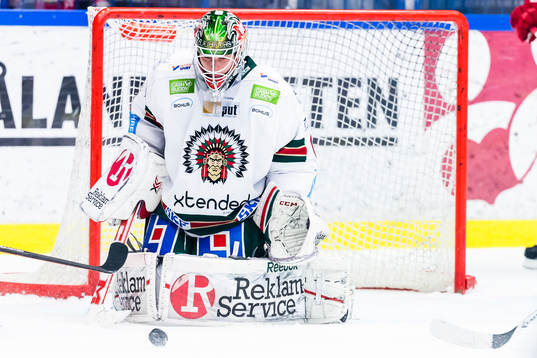 Frölundas målvakt Lars Johansson fokuserar på pucken