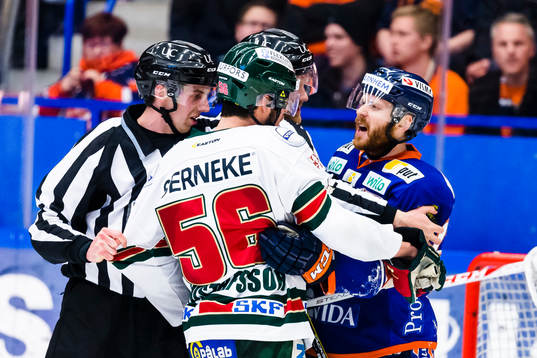 Gruff mellan Frölundas Erik Gustafsson och Växjös Liam