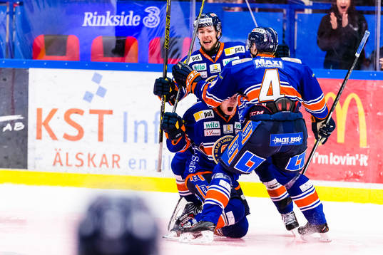 Växjös Tuomas Kiiskinen avgör med mål 2-1 i period sex.