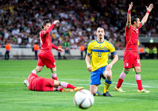 Sveriges Zlatan Ibrahimovic och Irans Morteza Pouraliganji,