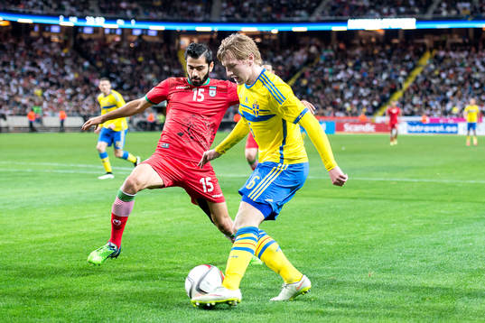Irans Pejman Montazeri och Sveriges Emil Forsberg i en