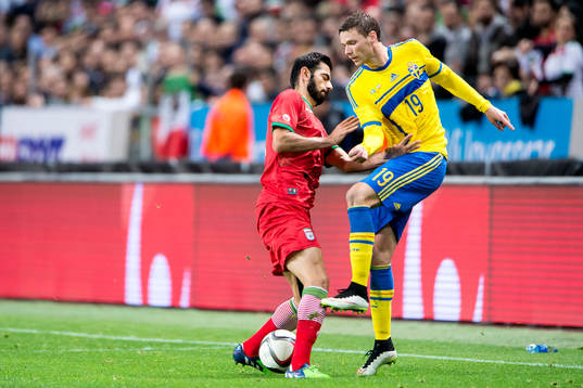 Irans Pejman Montazeri och Sveriges Marcus Berg i en