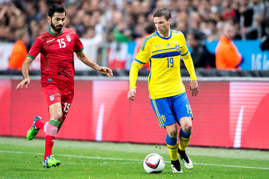 Irans Pejman Montazeri och Sveriges Marcus Berg