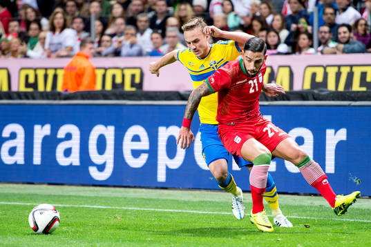 Sveriges Pierre Bengtsson och Irans Ashkan Dejagah i en