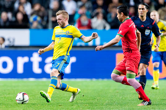Sveriges Sebastian Larsson och Irans Omid Ebrahimi
