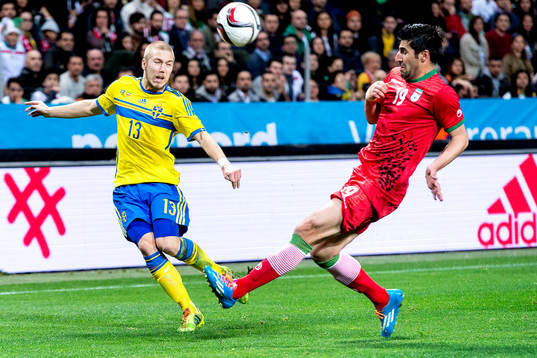 Sveriges Anton Tinnerholm och Irans Hashem Beikzadeh