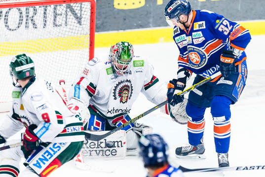 Växjös Nick Johnson oroar framför Frölundas målvakt
