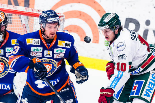 Växjös Eddie Larsson jagas av Frölundas Mattias Janmark