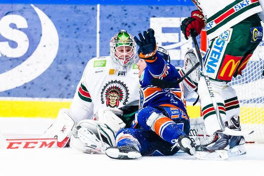 Växjös Erik Josefsson krockar med Frölundas målvakt