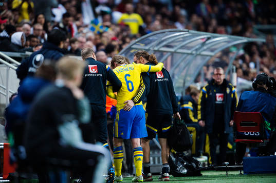 Sveriges Emil Forsberg går av planen skadad