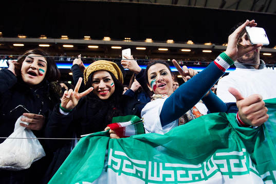 Iranska supportrar jublar