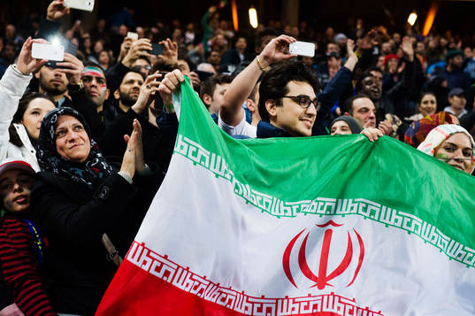 Iranska supportrar jublar