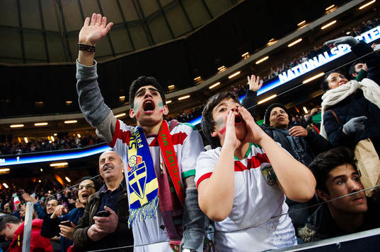 Iranska supportrar jublar