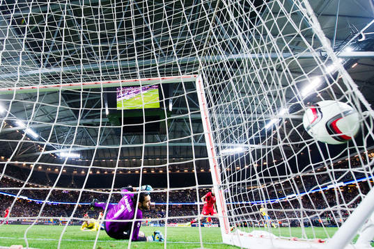 Sveriges Ola Toivonen gör 3-1 bakom Irans målvakt Alireza