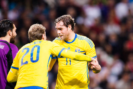 Sveriges Ola Toivonen och Johan Elmander jublar