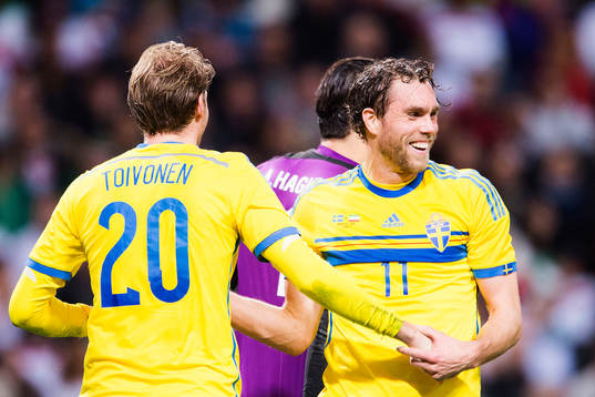 Sveriges Ola Toivonen och Johan Elmander jublar