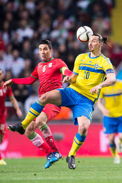 Irans Javad Nekounam och Sveriges Zlatan Ibrahimovic