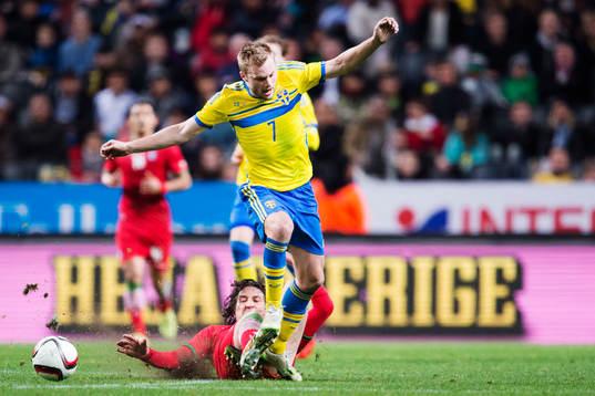 Irans Andranik Teymourian och Sveriges Sebastian Larsson
